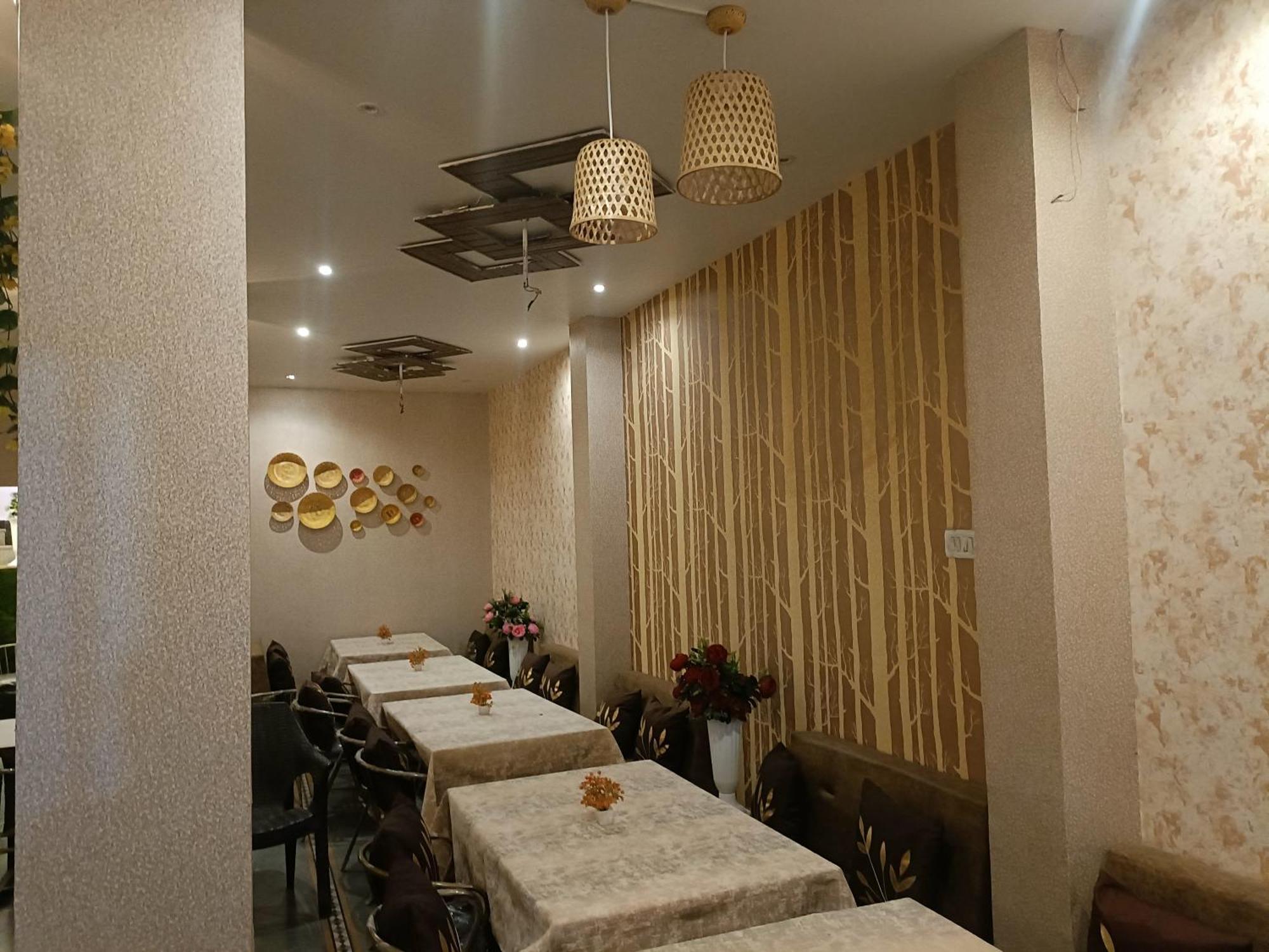 Rk Hotel & Restaurant Dewas Esterno foto